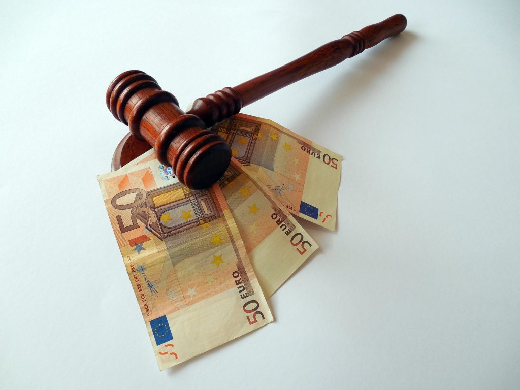 Foto eines Richterhammers und 3 50-Euro-Schreine.