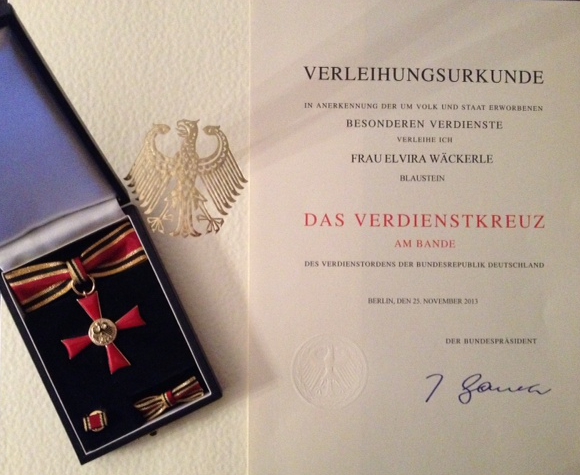 Foto einer Urkunde und Abzeichen des Bundeverdienstkreuz für Frau Elvira Wäckerle